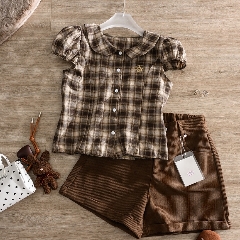 Libby Shirt เสื้อเชิ้ตคอบัว เเขนตุ๊กตา ดีเทลมีกระดุมด้านหน้า กระดุมเเกะได้ทุกเม็ดน้า – โปรปัง