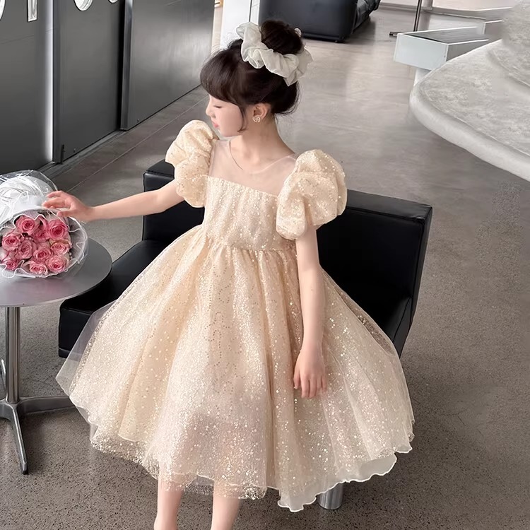 ชุดแฟชั่นของสาว ๆ ในฤดูร้อนปี 2025 การแสดงของเด็กใหม่