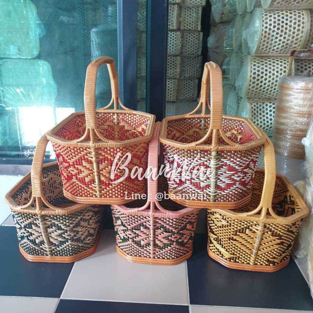 บ้านหวาย - ตะกร้าทำบุญหวายเทียม (คละลาย) เบอร์ 2 ตะกร้าไปวัด ตะกร้าลายไทย ทรงเหลี่ยม
