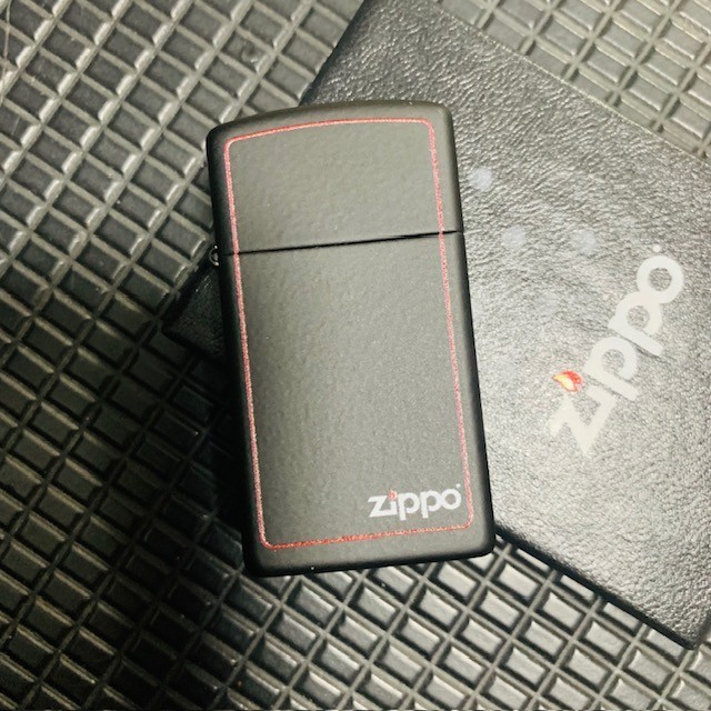 Zippo1618ZB Slim Black Matte Logo & Border ของแท้นำเข้าจากอเมริกา บรรจุในกล่องอย่างดี สินค้าใหม่ยังไ