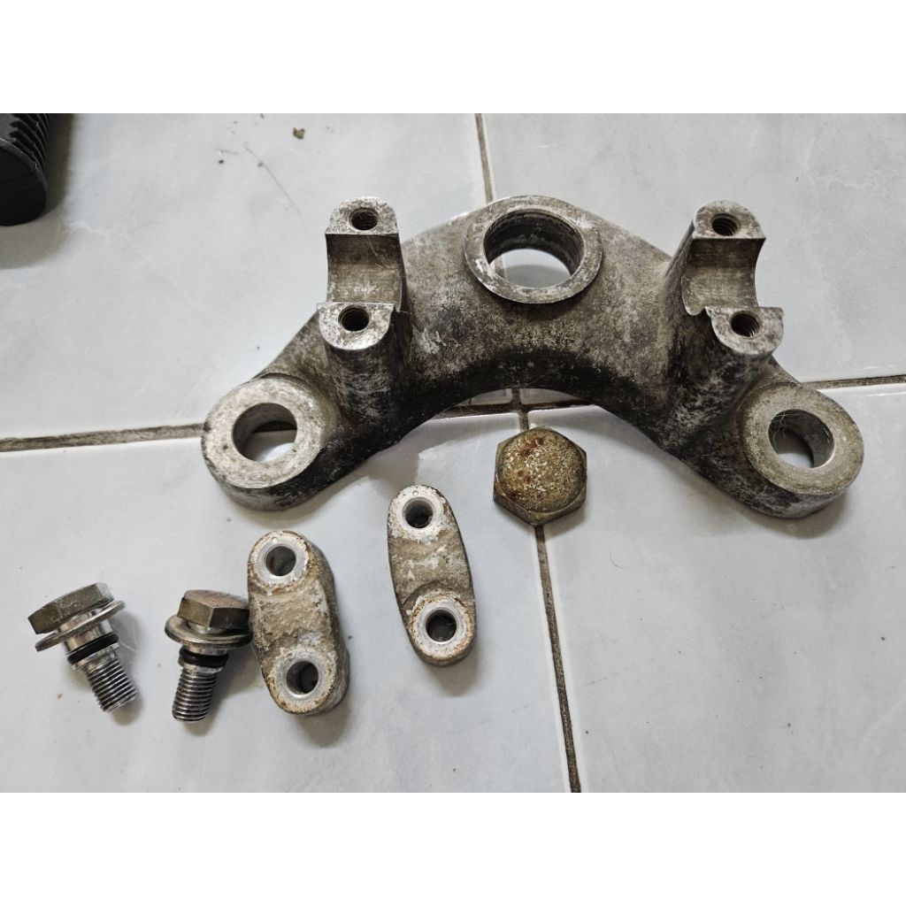 แผงคอรองแฮนด์ ปะกับแฮนด์ น๊อตหัวโช๊คหน้า Honda CD125 CD125E CD175 CD175E กระเป๋าเล็ก เก่าญี่ปุ่น