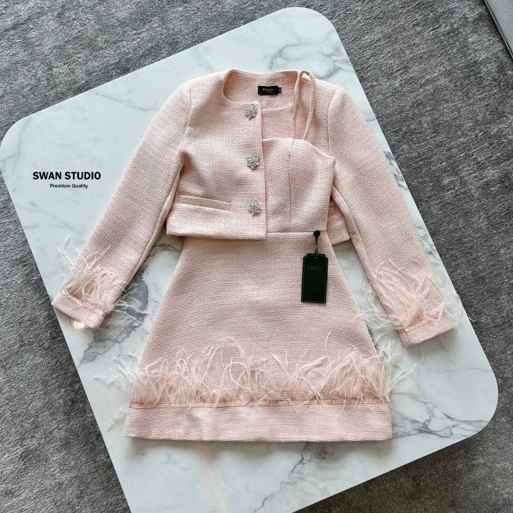 Swan เซทเสื้อคลุมแขนยาวผ้าทวิต แต่งกระดุมเพชรดอกไม้ - รูปที่ 5