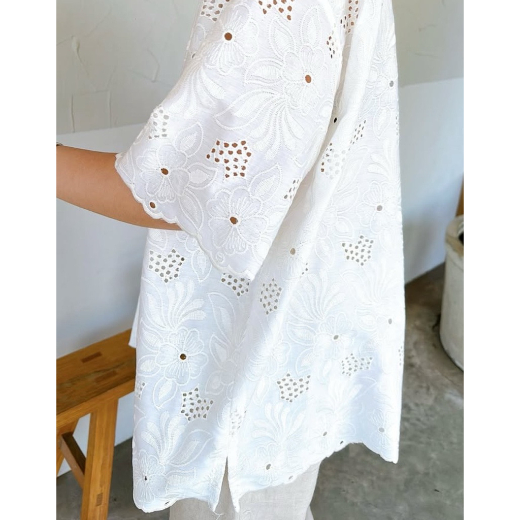 ✅พร้อมส่ง✅ เสื้อสีขาว ฉลุลาย คอปกฮาวาย อก48” Amcorner