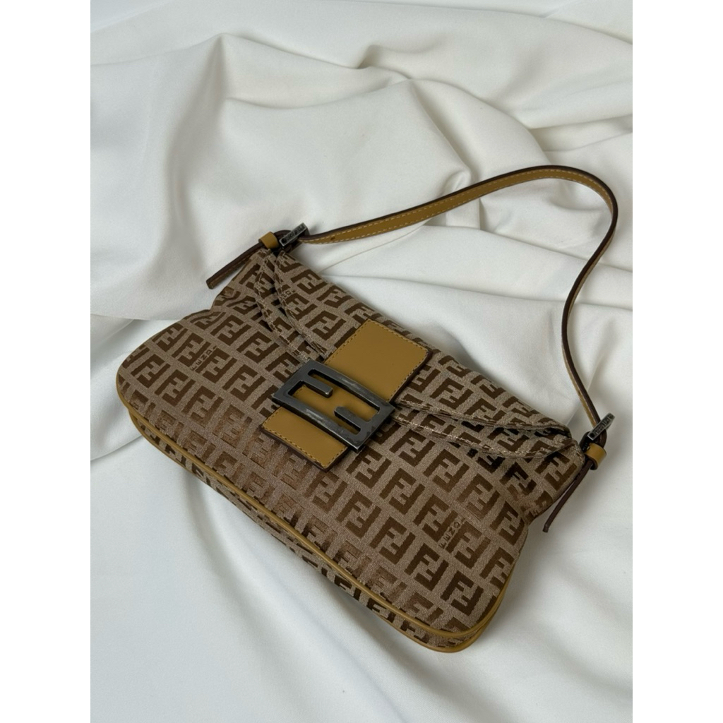 กระเป๋าสะพาย Fendi Zucca Bagutte สีเบจ ตัวฮิต มือสองของแท้