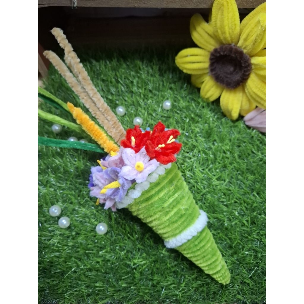 กรวยไหว้ครู จากลวดกำมะหยี่ สีกรวยเลือกสีได้ ขนาดความสูง27-28ซ.ม จากปลายถึงธูป สิน ค้า จัดทำใช้ระยะเวลา1-3วัน