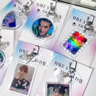 รับทำพวงกุญแจอะคริลิคใส่รูปเคลือบโฮโลแกรม มีให้เลือกหลายรูปทรง ของขวัญน่ารักๆ