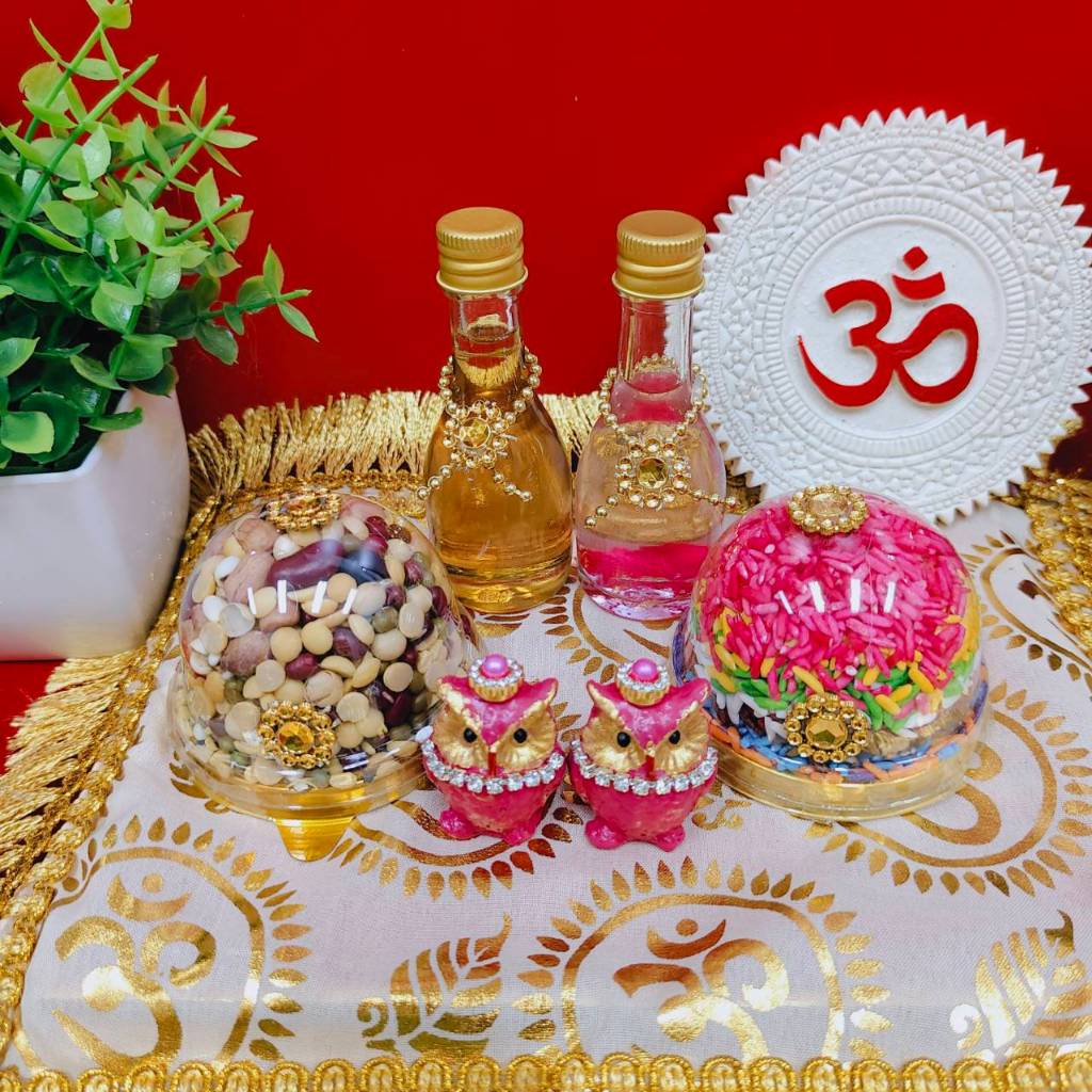 ชุดไหว้พระแม่ลักษมี 4 ชิ้น คู่นกฮูกบานเย็นสร้อยเพชร ข้าว 9 สี ถั่ว 9 สี น้ำผึ้ง น้ำกุหลาบกริสเตอร์
