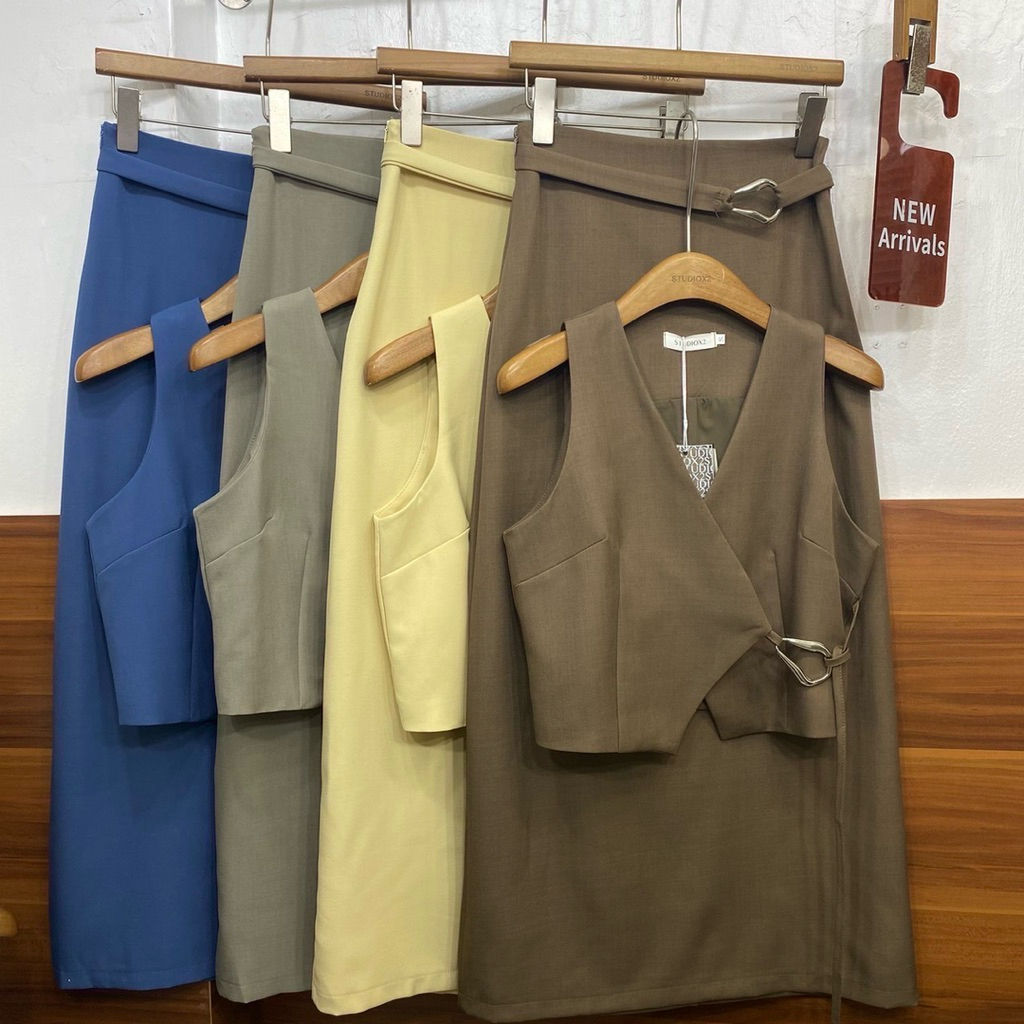 1043 SET VEST SUIT + SKIRT STUDIOX2 (SMLXLXXL 790฿) เซ็ตเสื้อเวสสูทคอสีแขนกุด ดีเทลเกร๋ มาคู่กับกระโปรงทรงสอบ