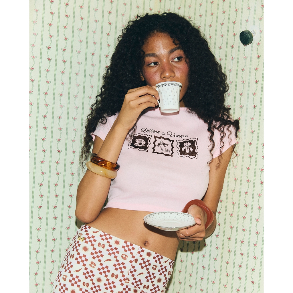 Mellow Everyday - Lettere top เสื้อยืด พิมพ์ลาย กากเพชร