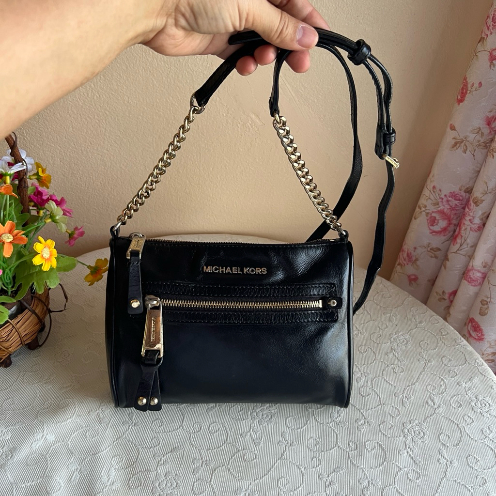 MK Michael Kors แท้💯 ครอสบอดี้หนังแท้ สภาพดีสายยาวเดิม อะไหล่เฟ สมีร่องรอยใช้งานซับในสะอาด ขนาด 8 x 