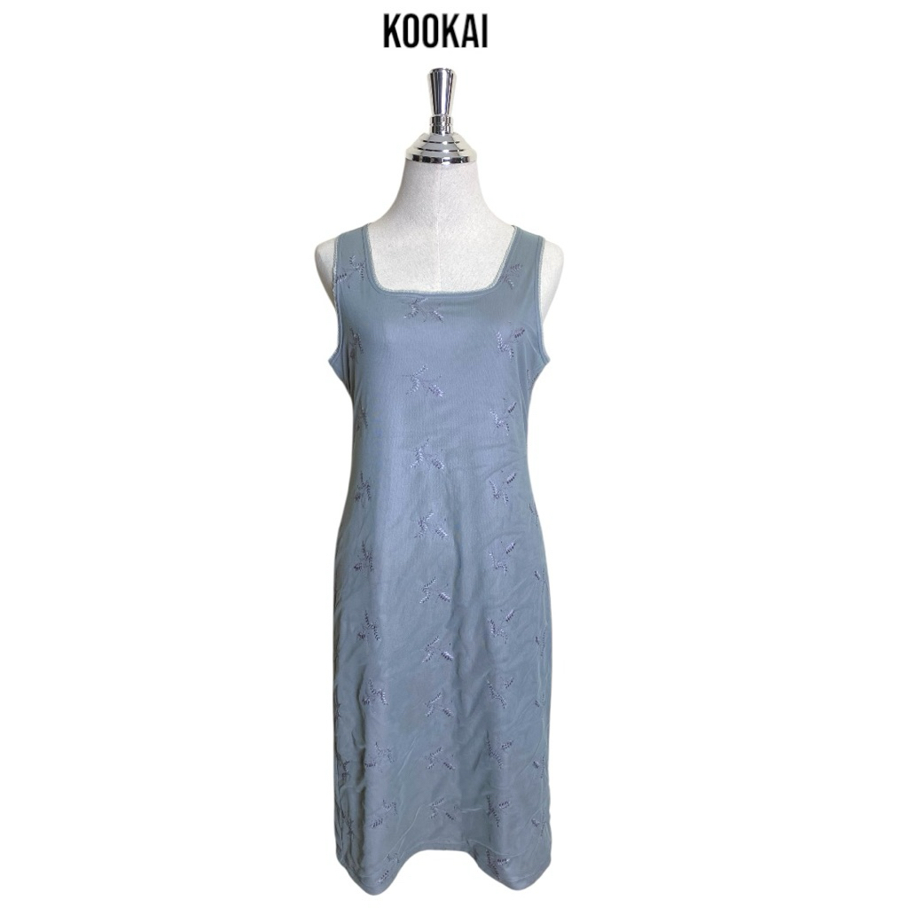 Kookai เดรสแขนกุดสีฟ้าอ่อนเหลือบเทาปักลาย