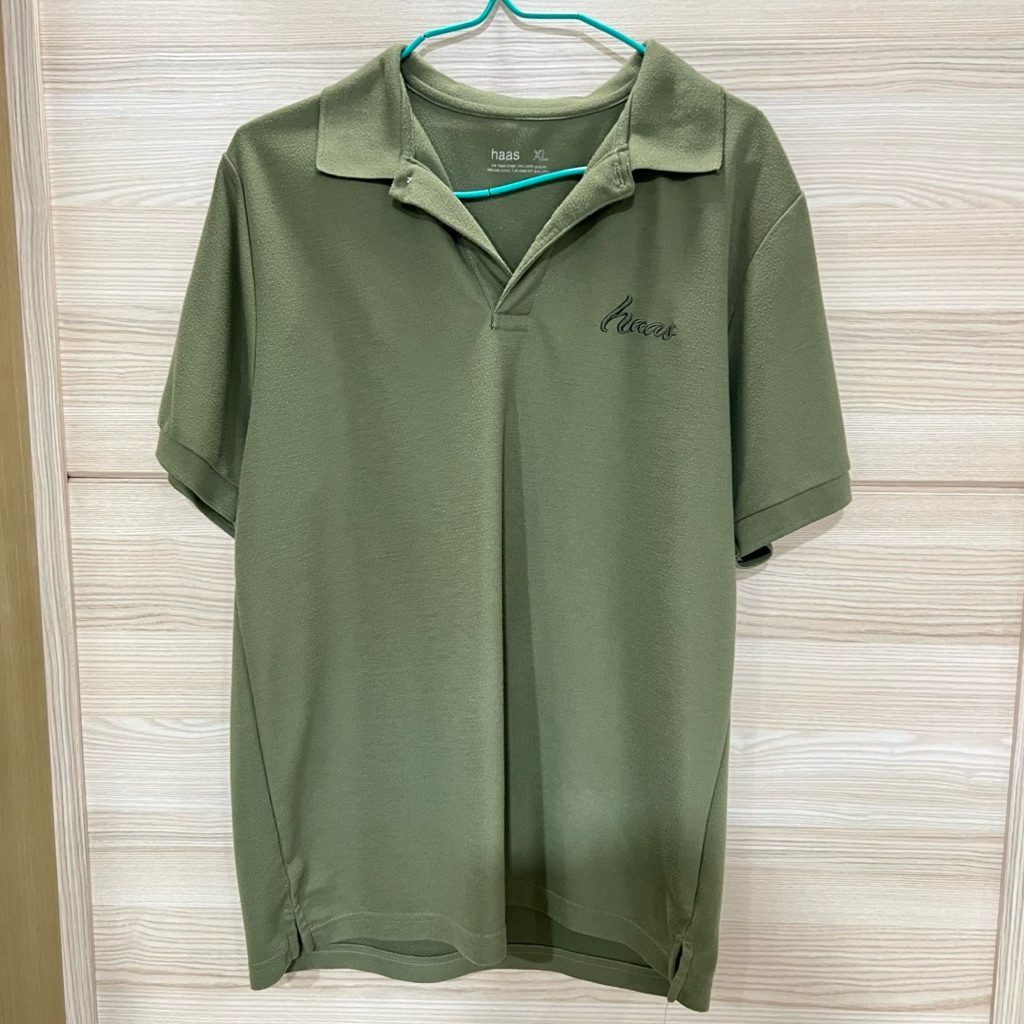 เสื้อคอปก haas สีเขียวเข้ม มือ2