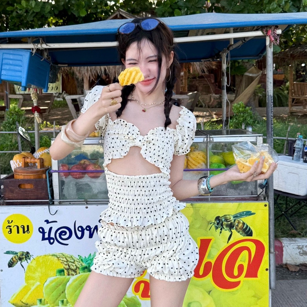 🌼งานป้าย suwimol🌼 SET เสื้อแขนตุ๊กตาเกาะอกระบาย แหวกอกรูปโบว์+กางเกง รุ่นมาการองลายจุด - รูปที่ 2