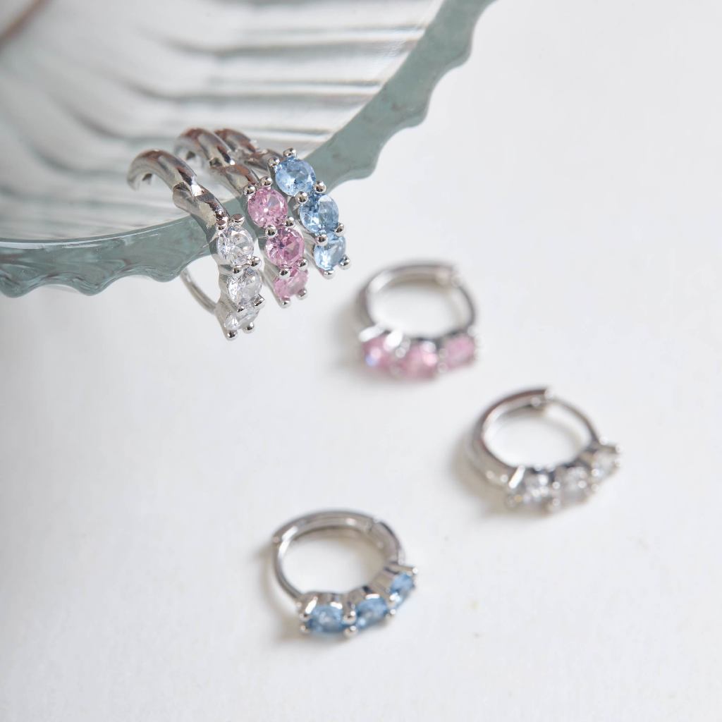 earika.earrings -  frostshine hoop ต่างหูห่วงคริสตัลสีสัน มี 3 สี ก้านเงินแท้ชุบทองคำขาว เหมาะสำหรับคนแพ้ง่าย