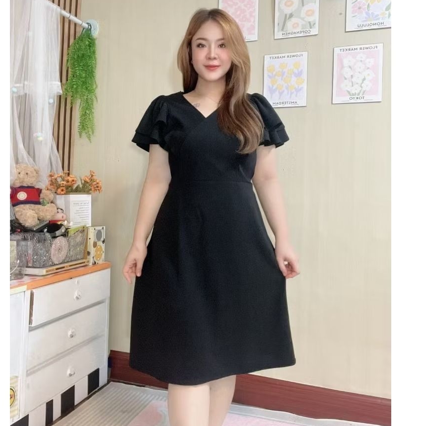 ชุดเดรสสาวอวบคอวี ผ้าวูลเวฟทุ้งชุด แขนระบาย 2 ชั้น ฟรีไซส์ อกก่อนยืด 42 นิ้ว ยืดได้ถึง 46 นิ้ว ความยาว  40 นิ้ว WT
