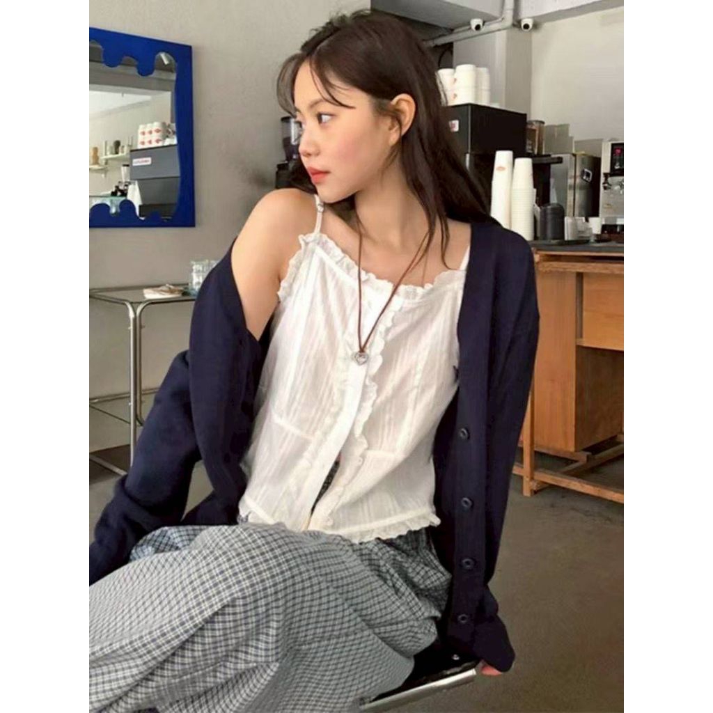 เสื้อสายเดี่ยวผ้าคอลตอนลูกไม้ แต่งกระดุมหน้า ปรับสายได้