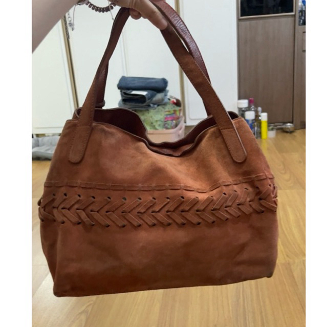 Max Mara สภาพใช้งานค่ะกระเป๋าหนังกลับมีตำหนิซับด้านในเลอะรองพื้นต้องเอาไปทำสปานะคะ ขอรูปก่อนกดซื้อซื