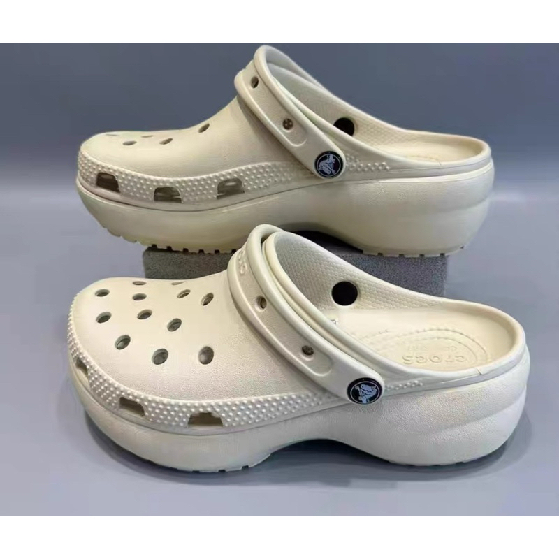 crocs classic platform  ถูกกว่าshop ใส่ได้ทุกฤดูกาล [สินค้ามีพร้อมส่งจะส่งที่ไทย]