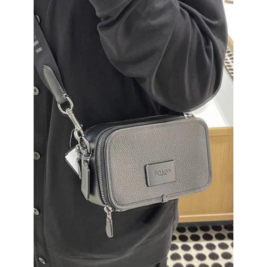 ของแท้💯%/Outlet 7.6-นิ้วกระเป๋าสะพายผู้ชายแฟชั่นคลาสสิกกระเป๋ากล้องซิปคู่ของขวัญผู้ชาย