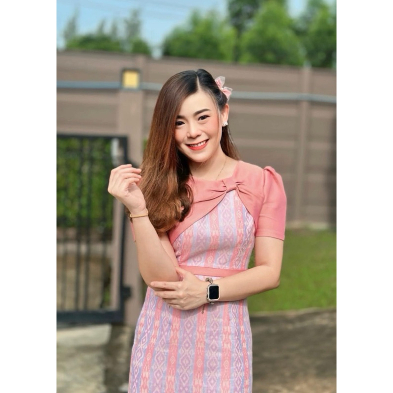 ชุดเดรสทรงสอบผ้าไทย ลายสีชมพูโอสรสแต่งคอโบว์