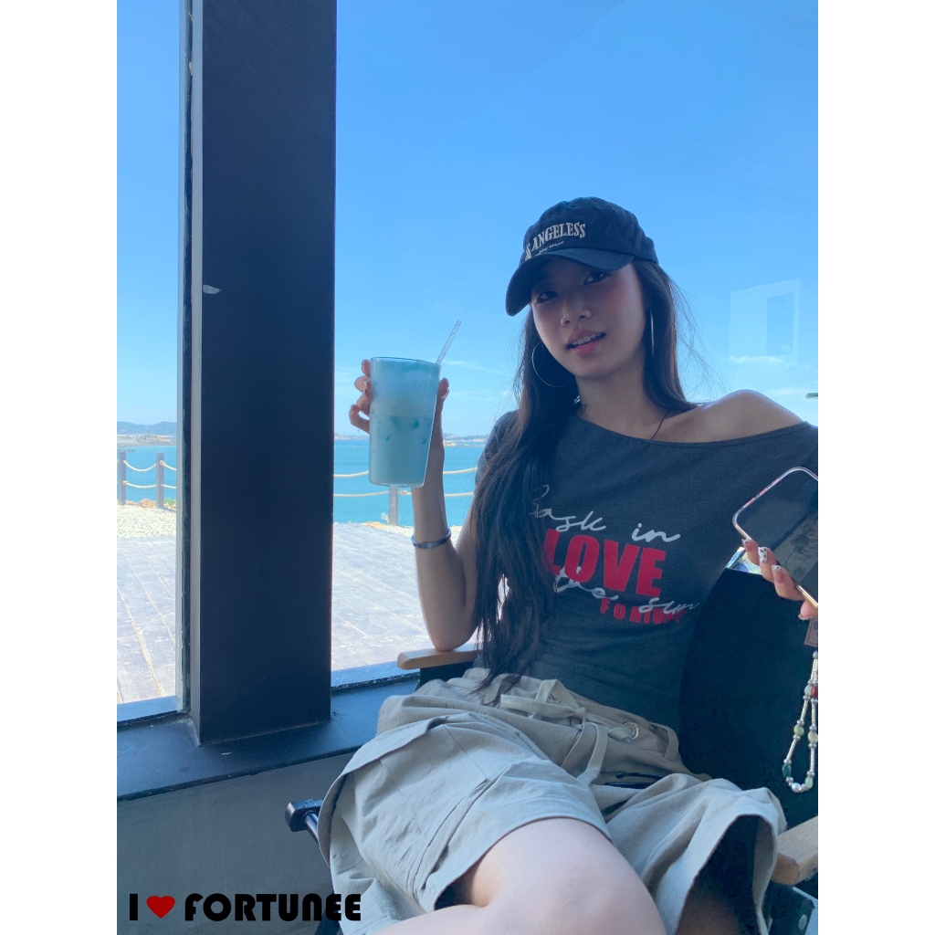 Fortunee เสื้อยืดครอปแขนสั้นเข้ารูปสไตล์วินเทจ สำหรับฤดูร้อน พิมพ์ลายตัวอักษรแบบเฉียง ทรงเปิดไหล่