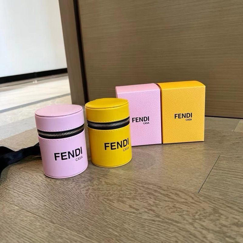 กระเป๋า F.ENDI CASA มีสีเหลือง สีชมพู