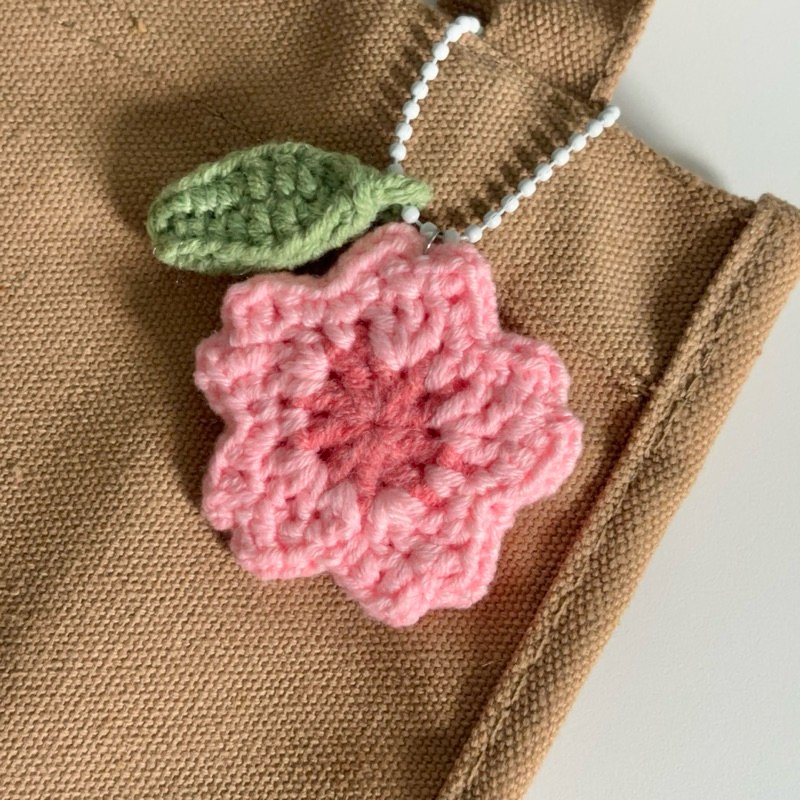 CHERRY BLOSSOM KEYCHAIN พวงกุญแจดอกซากุระไหมพรม