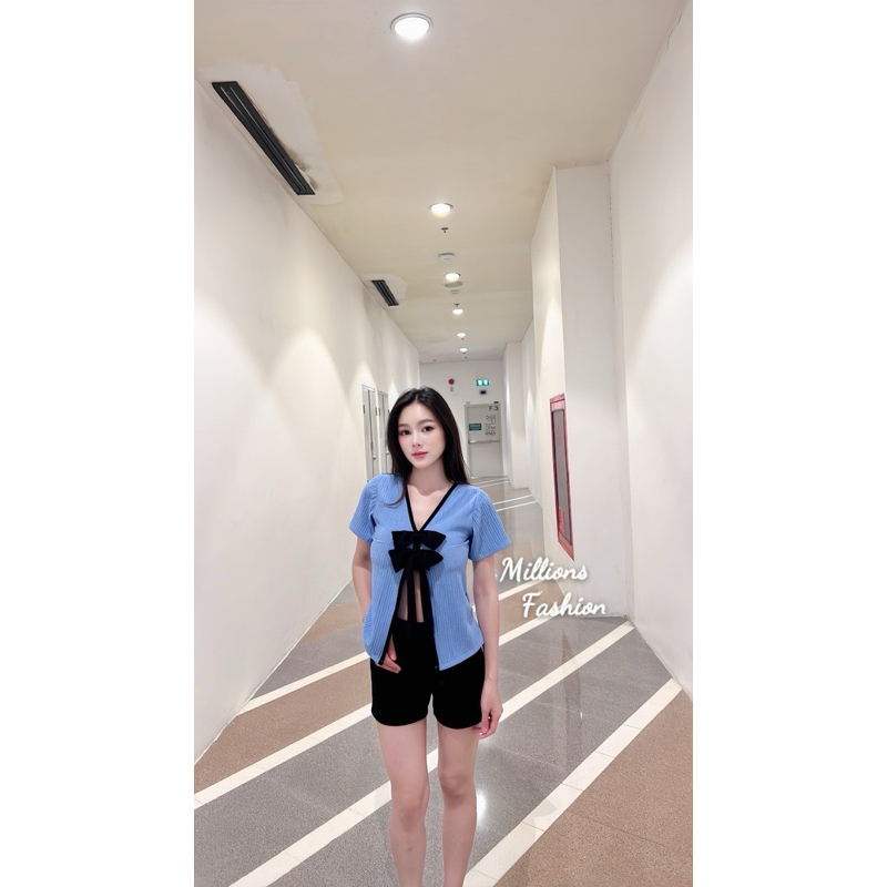 Pangpangเสื้อครอป คอวีแขนสั้น แต่งโบว์ดำ แหวกน่า รูปที่ 5