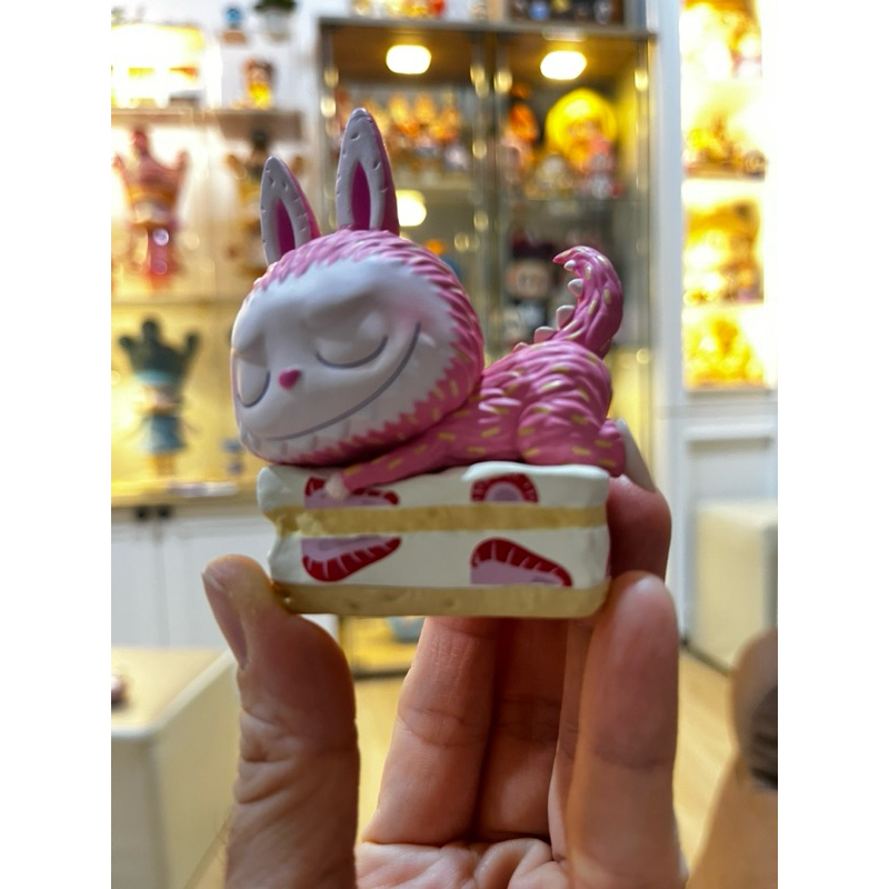 Pop Mart Labubu The Monsters Patisseries Series ฟิกเกอร์เค้กสตรอเบอร์รี่ที่ซ่อนอยู่