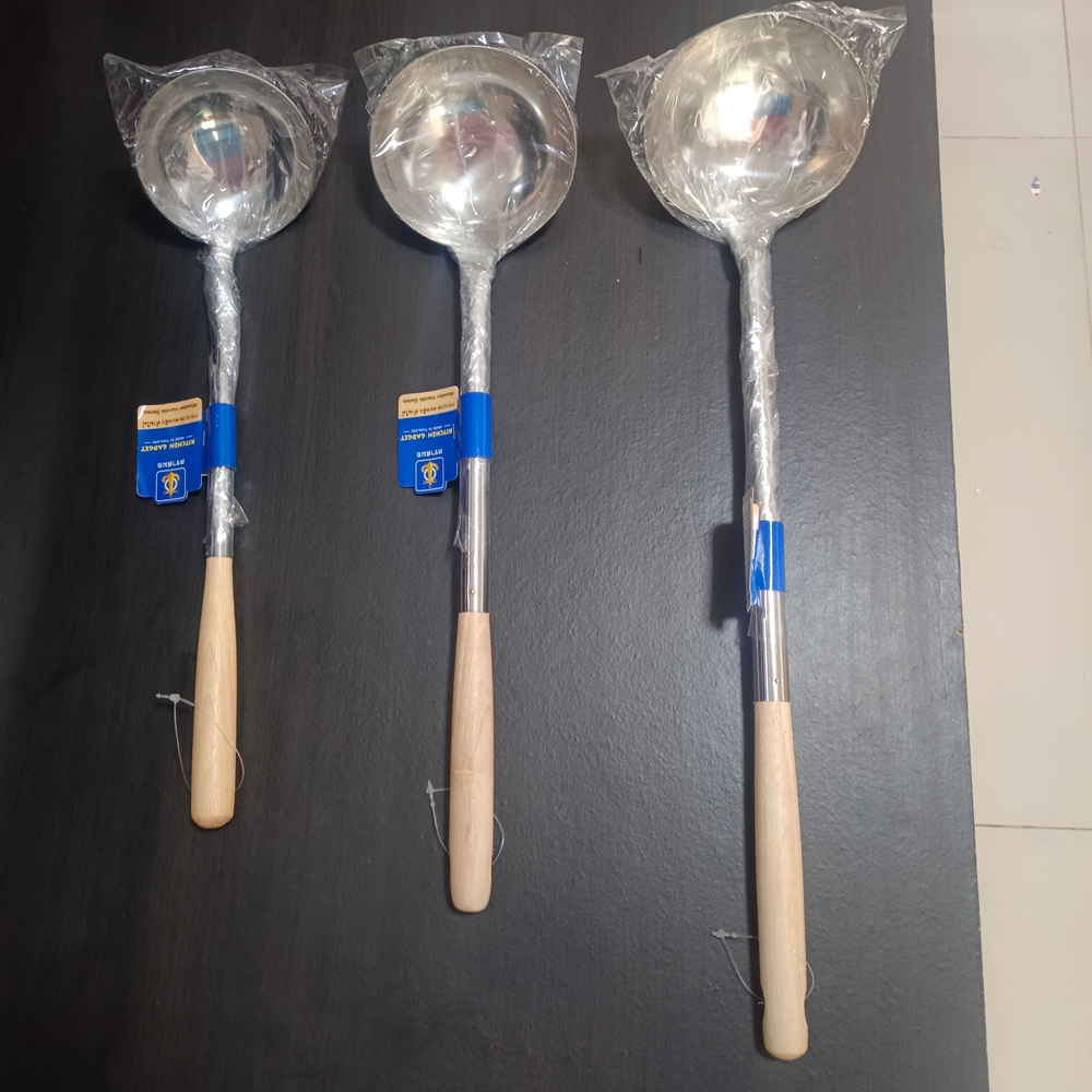 กระบวยสแตนเลสตราสมอ ด้ามไม้(ปิดร่อง)ขนาด4″ ขนาด 4.5″ และขนาด 5″ – โปรปัง