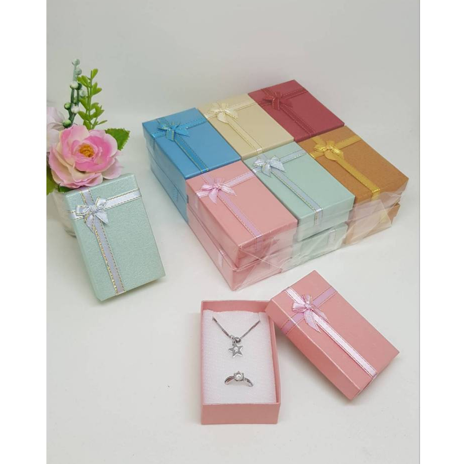 กล่องของขวัญหลุยส์คละสีในขาว SET2 ขนาด 5.3x8.3 ซม. ใส่แหวน ต่างหู สร้อยคอ สำหรับใส่ชุดเครื่องประดับ