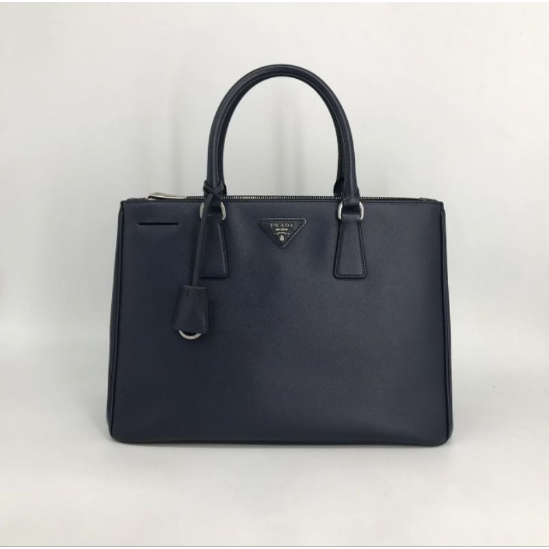 💙👜กระเป๋าถือ เท่ห์ๆนะคะ ใช้ได้ชาย/หญิง👜👜(Very Good) Prada Saffiano Double Zip 33 สีDark Navy✅รอเช็คส