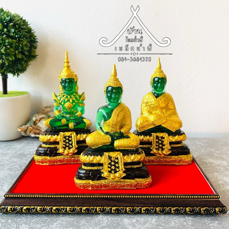 พระเเก้วมรกต 3 ฤดูเนื้อแร่เหล็กน้ำพี้  ขนาด หน้าตัก 3 นิ้ว ฐาน 4 นิ้ว สูง 6 นิ้ว