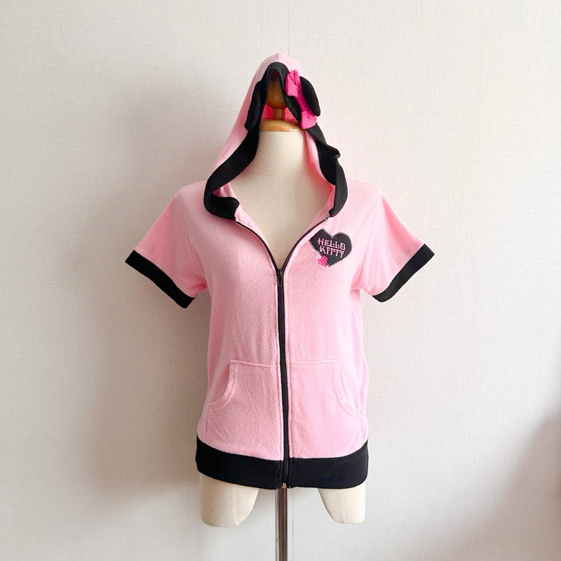 Hello Kitty | ชุดเซ็ทคิตตี้ สีชมพู-ดำ ฮู้ดหูแมวแต่งโบว์ เสื้อมือสอง เสื้อมือสองญี่ปุ่น สาวแกล gyaru 
