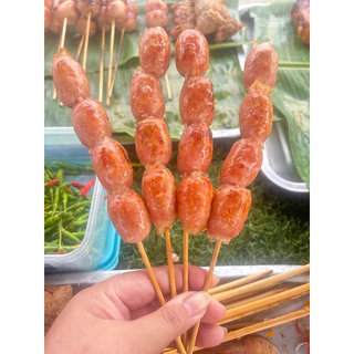 ไส้กรอกอีสานสด แบบเสียบไม้15ไม้แถม2ไม้ (ไม้ละ 4 ลูก) ขนาด 1 กิโลกรัม