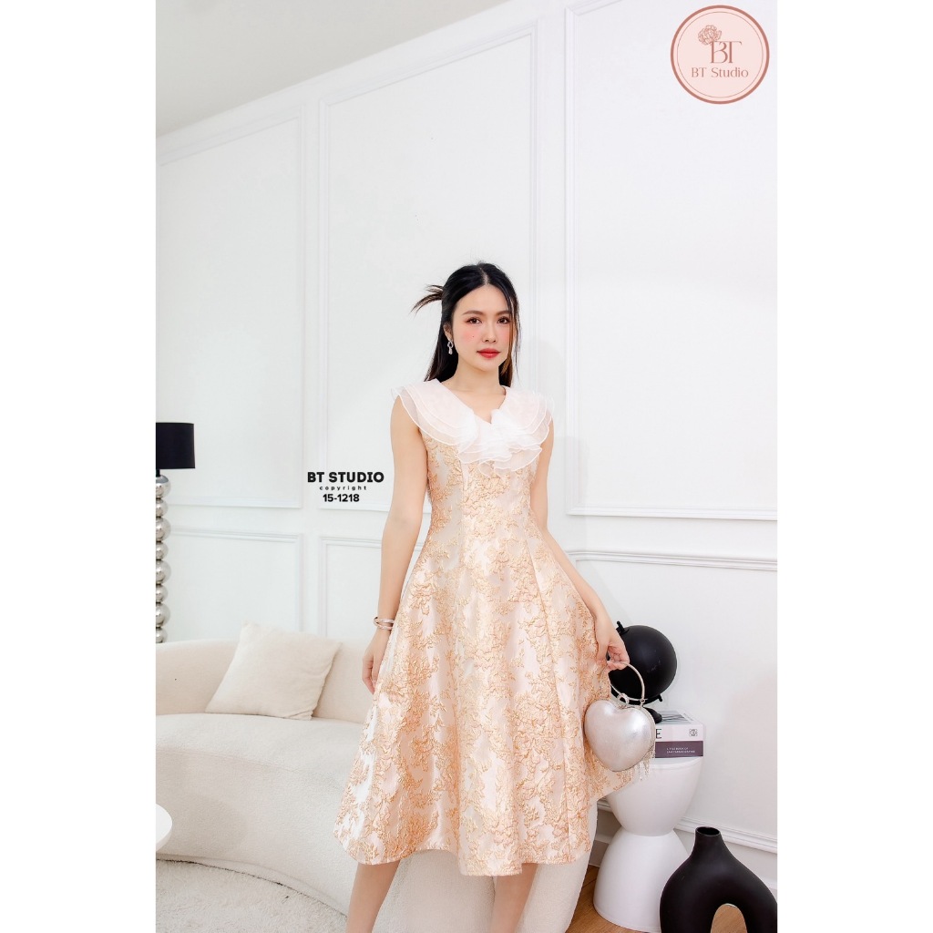 BT 15-1218 เดรสยาวดีเทลแขนกุดคอระบายเป็นชั้น ๆ ที่ปกสีขาว เนื้อผ้าทอลายสวย ทอลายแน่น