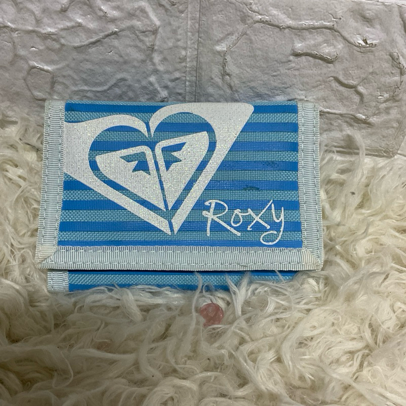 กระเป๋าสตางค์ Roxy 3 พับ กว้าง 5 สูง 3.5 นิ้ว (วัดแบบพับ) ราคา 250 บาท