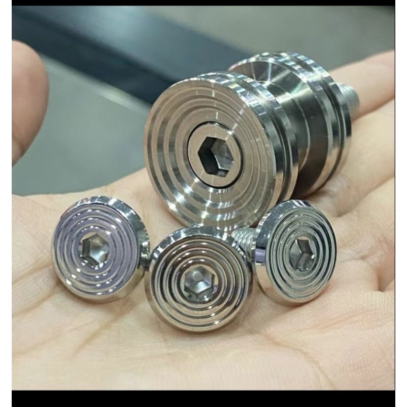 บูทท่อเวฟจี้ลายใหญ่ 1+น๊อตฝาท่อจี้ลายแบน 3 ตัว(ชุด 4 ชิ้น)-W125SRi-บังลม