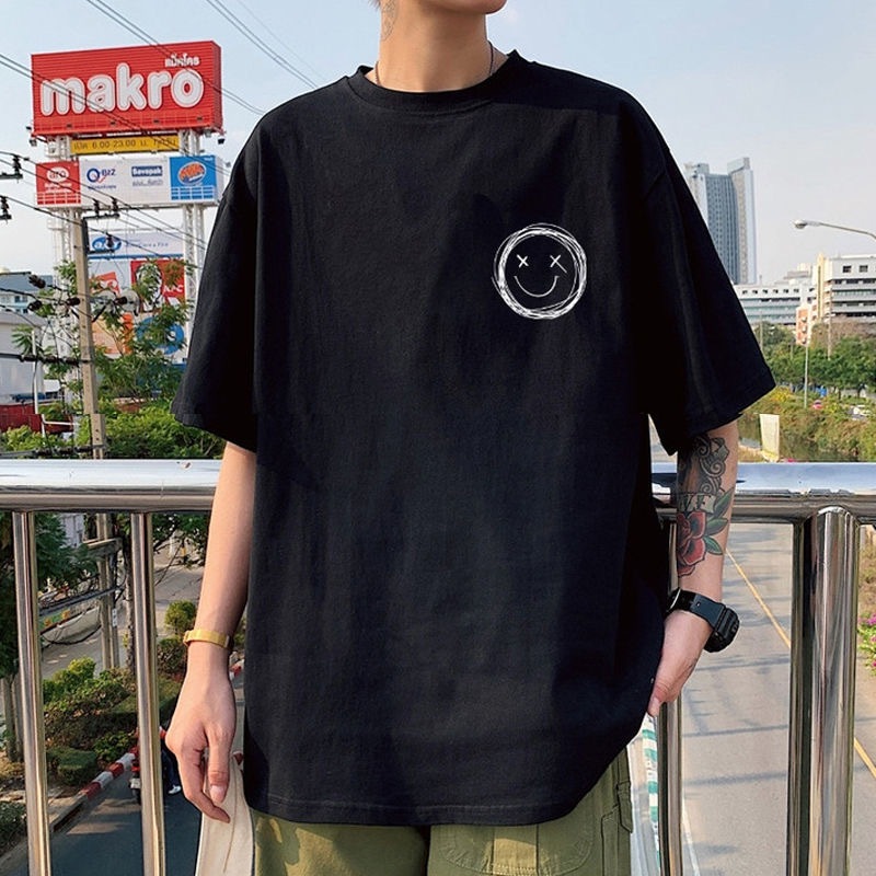 เสื้อยืดผู้ชาย สไตล์เรียบง่าย ลายหน้ายิ้ม Men's T-shirts ผ้านุ่ม สวมใส่สบาย นักเรียนและเยาวชน เหมาะสำหรับทุกโอกาส