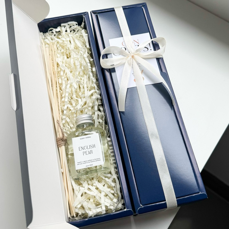 G42 Gift box ไม้หอมกระจายกลิ่น size s 30 ml. ใช้ได้นานถึง 1 เดือน กล่องสีน้ำเงิน ผูกโบว์สีครีม กระดาษฝอยสีครีม แถมการ์