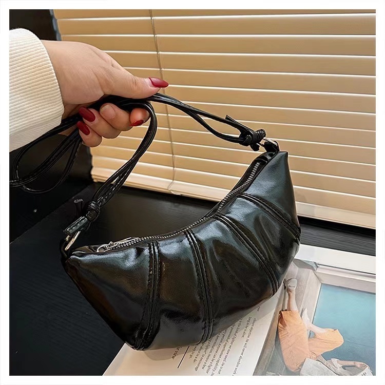 (A147) กระเป๋าหนังมันเงา ทรงครัวซองต์ สะพายไหล่แฟชั่น