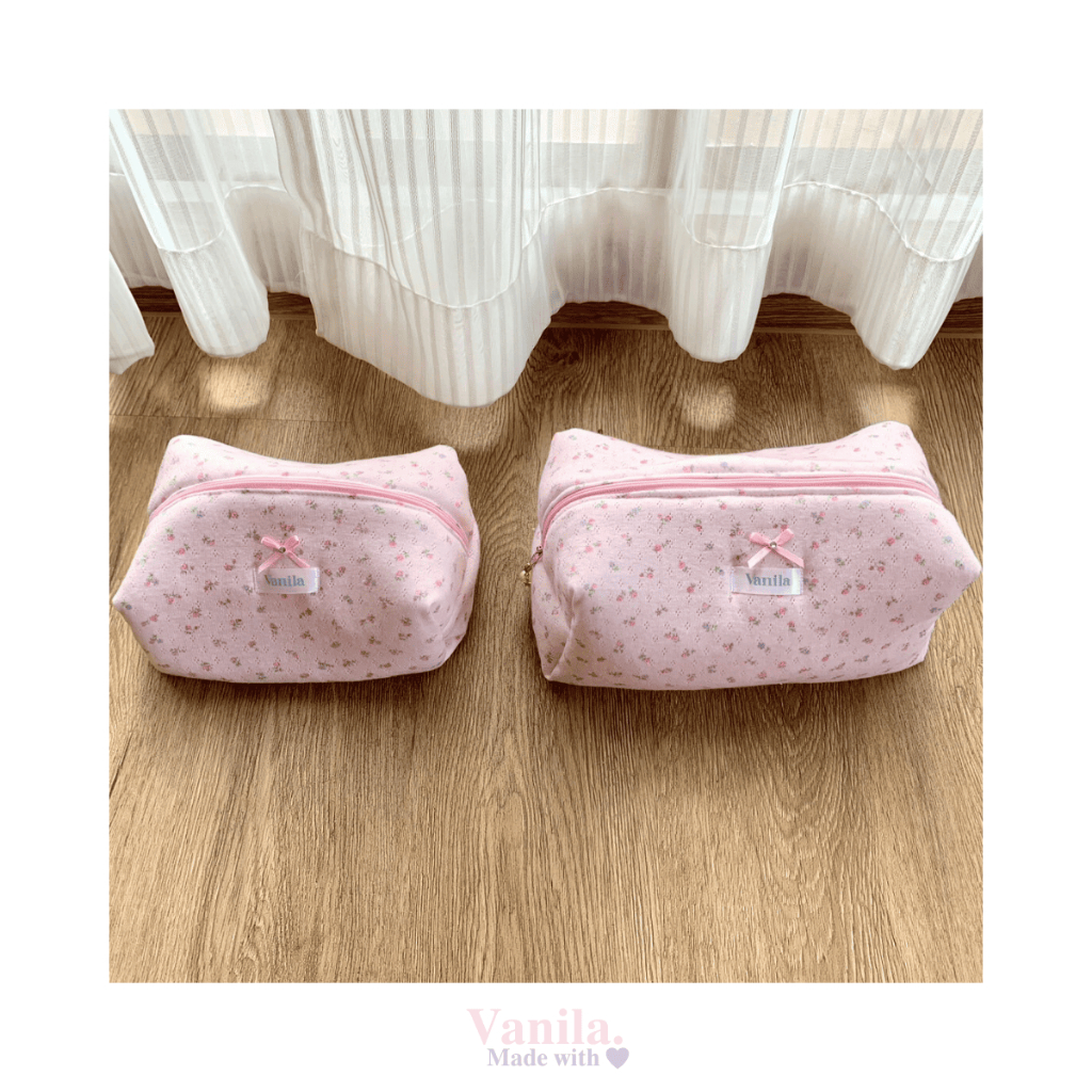 Rose Pink Pouch (สินค้า Pre-Oder จัดส่งวันที่ 23 ธ.ค.67) กระเป๋าเครื่องสำอางค์ผ้าพอยต์เทล นิต ลายดอกกุหลาบ สีชมพูอ่อน