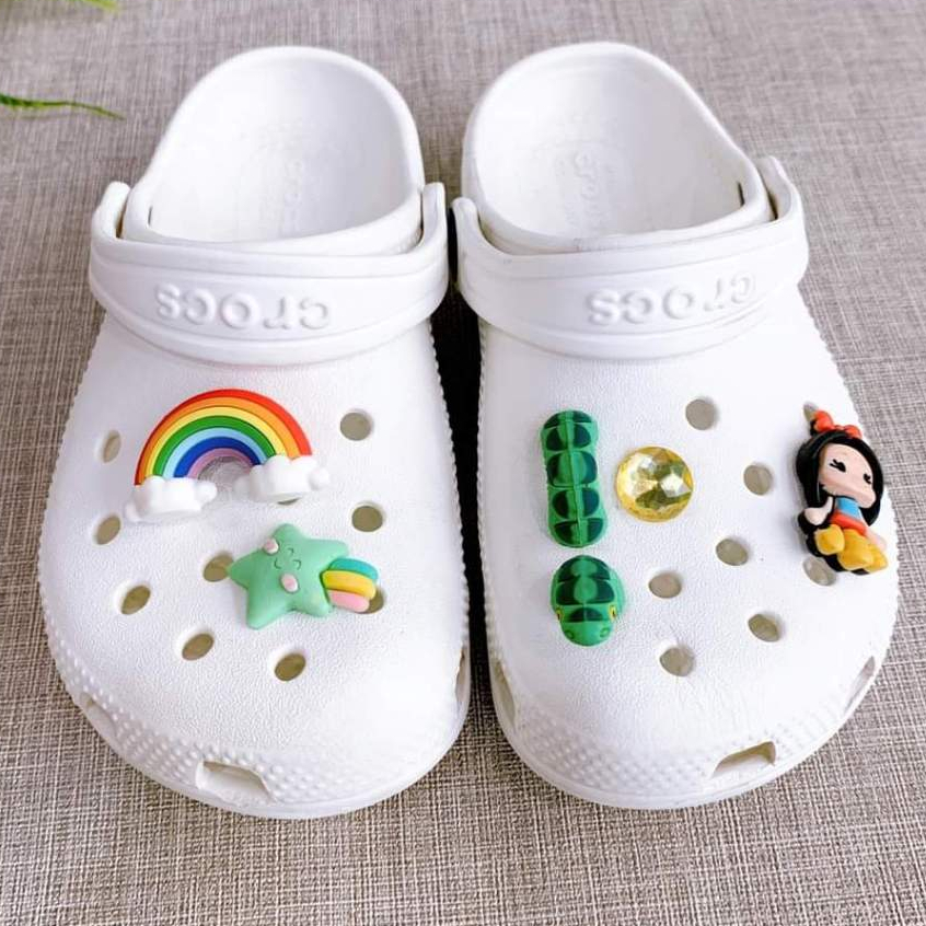 /Buy1Pair Free2Jibbitzs Crocs Classic Clog (25-35) รองเท้าเด็ก แบบสวมหัวโตมีสายรัดส้น น้ำหนักเบาพื้นนี่มใส่สบายทันสมัย
