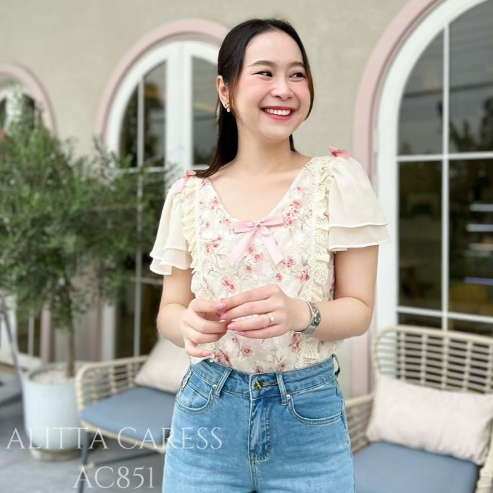ALITTA CARESS : AC851 เสื้อชีฟองคอวีสีครีมลายดอก เเต่งระบายลูกไม้ประดับโบว์ เเขนระบาย2เลเยอร์