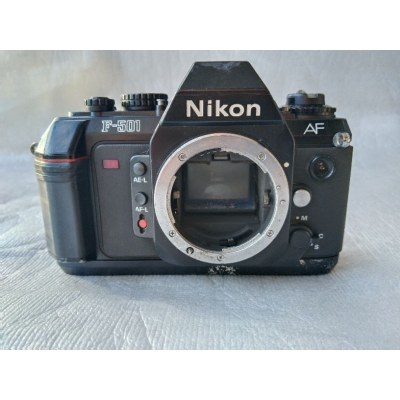 กล้องฟิล์ม​ nikon​ f-501(ได้เฉพาะตัวเครื่อง​spare​ part)​ไฟไม่เข้า สีร่อน ฝาปิดถ่านไม่มี ไป ศึกษา​ ท