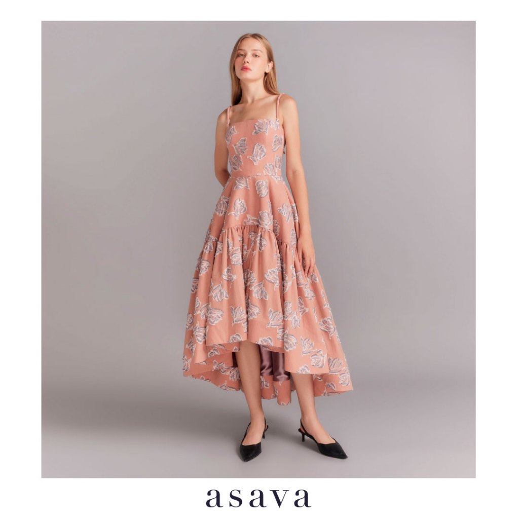 [asava aw23] Asava Floral Tiered Dress เดรสผู้หญิง แต่งชั้นระบาย ดีไซน์หน้าสั้นหลังยาว แขนกุด คอเหลี่ยม กระเป๋าข้าง