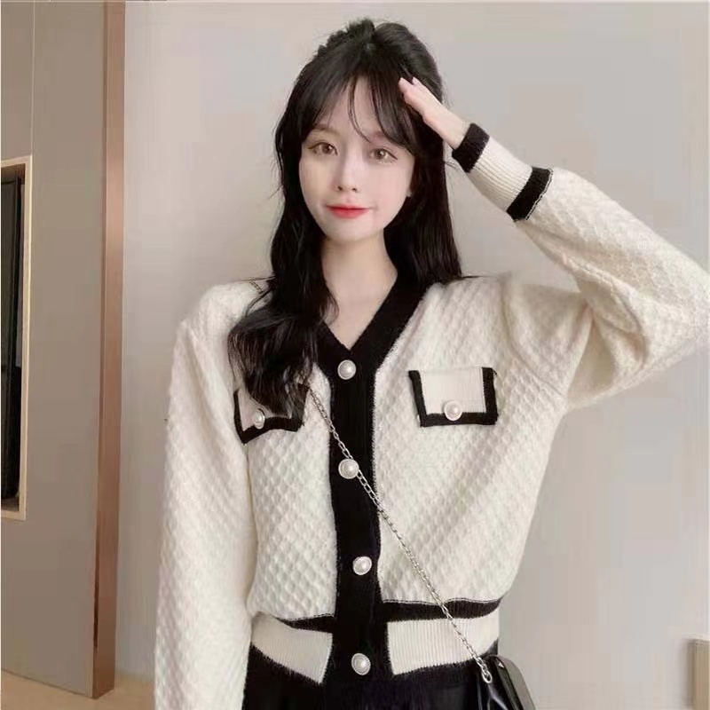 PS-รุ่น-817ใหม่เสื้อถักไหมพรมแขนยาวกันหนาวผู้หญิงแบบคอวีกระดุม มีแต่งกระเป๋าหน้า2ใบเพื่อดูสวยงาม สไตล์เกาหลี ผ้านุ่มสวมใ