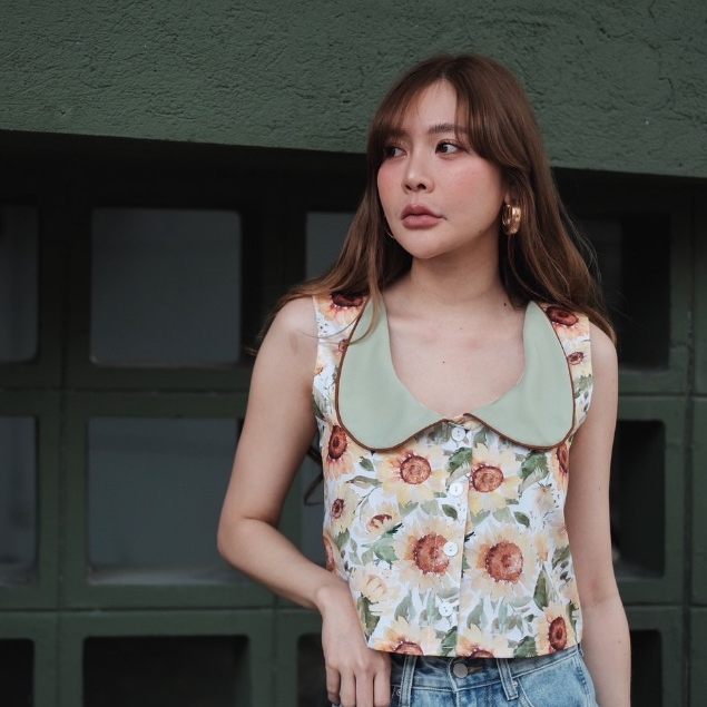 [โค้ดช้อปปี้ 30% เหลือ 300 บาท] MERR THAILAND - เสื้อแขนกุด คอปกบัว ลายดอกทานตะวัน