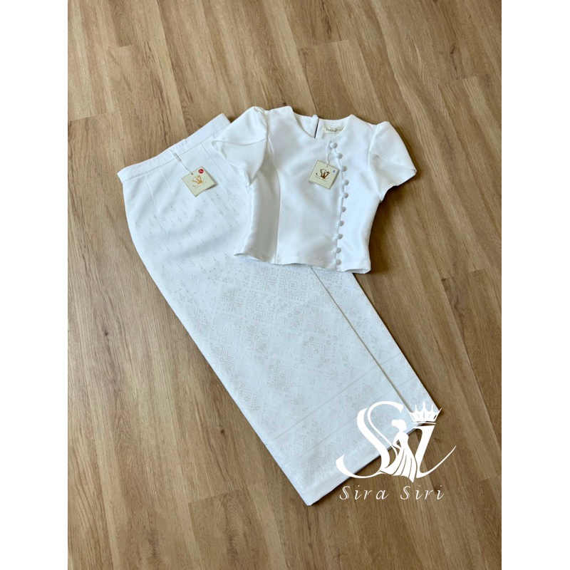 Sira Siri ชุดไทยสีขาว ชุดผ้าไหม (รุ่นลิซ่า)เสื้อผ้าไหมอิตาลี สีขาวมุก แขนกลีบบัว แมทต์กับผ้าถุงสำเร็จรูปทอลายสวยๆ