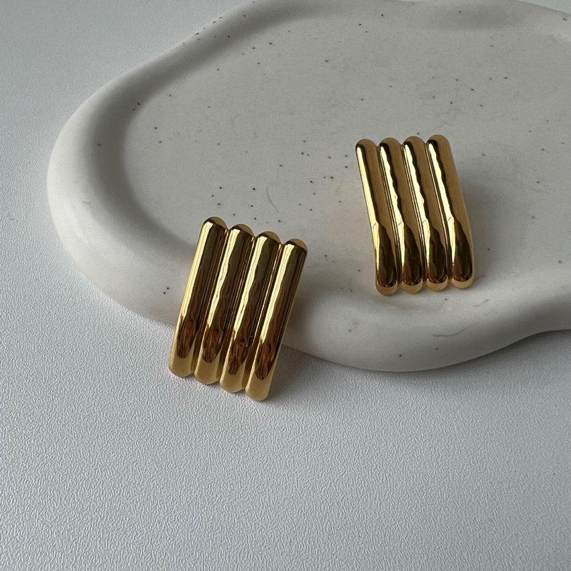 Adore- Claw gold earring